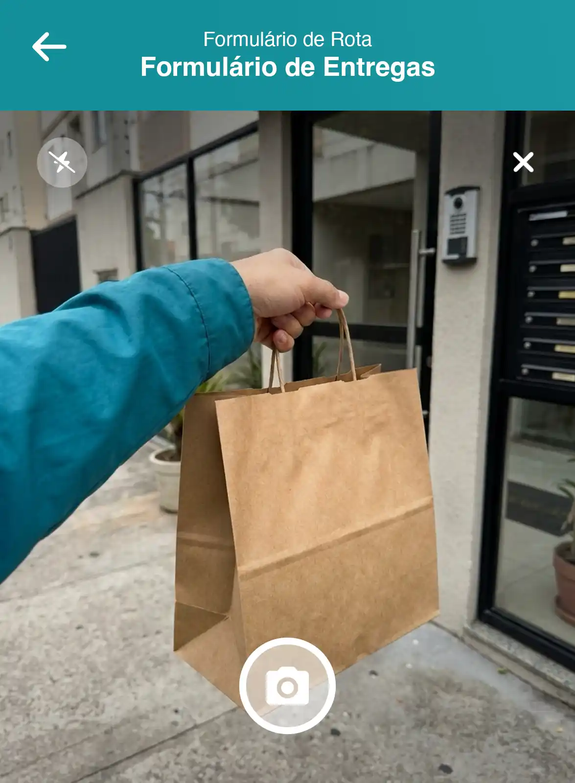 Entregador fotografando pacote para validar a entrega