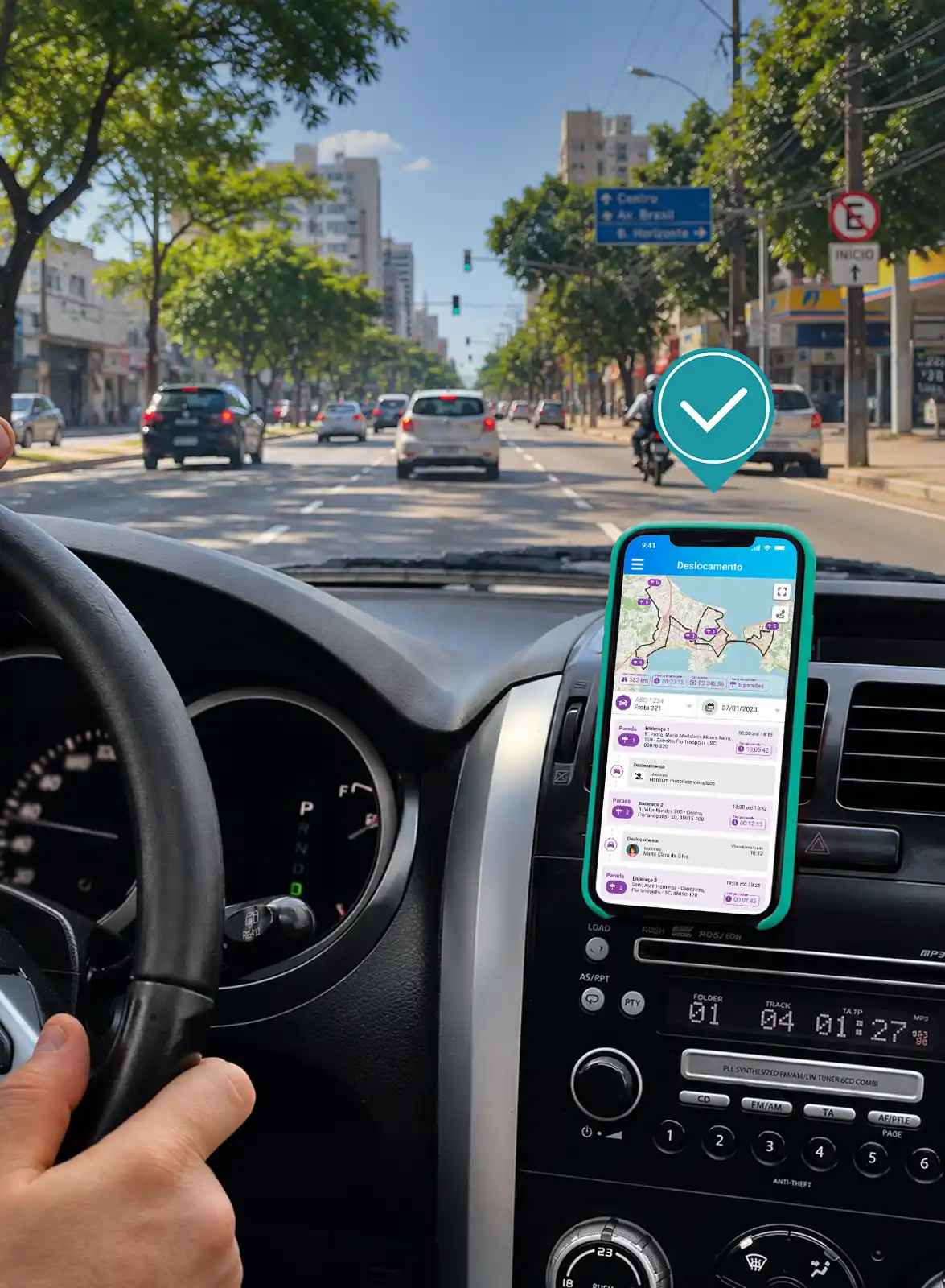 Motorista de equipe externa realizando check-in pelo celular