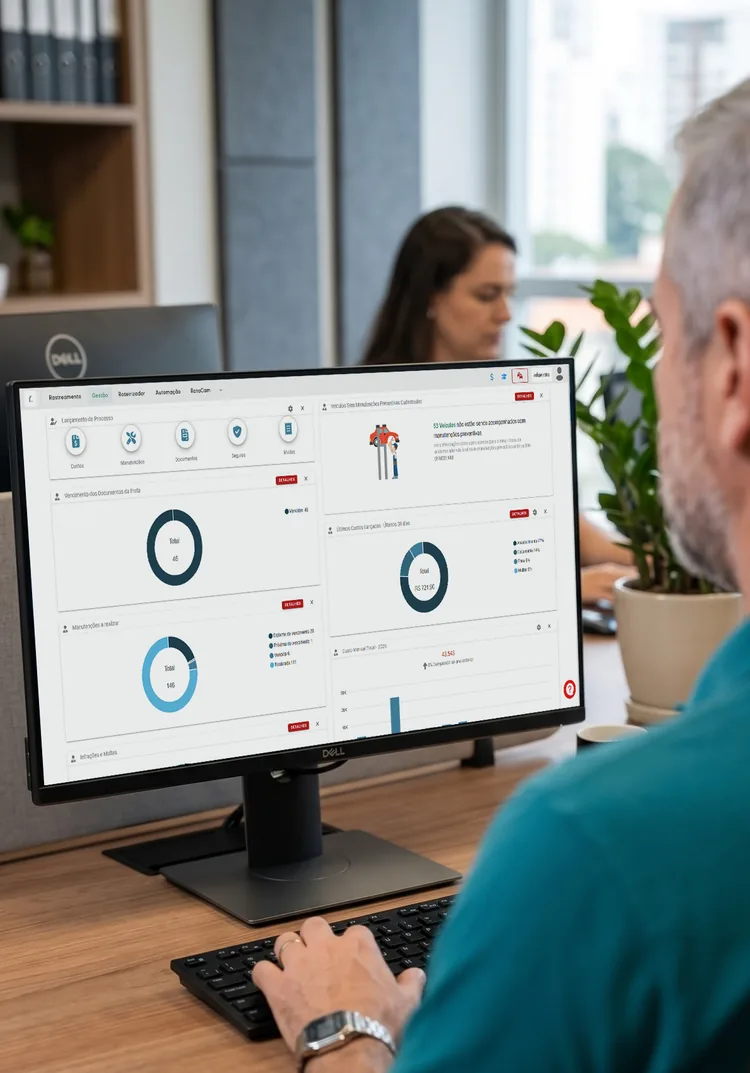 Equipe acompanhando dashboard da gestão de frotas