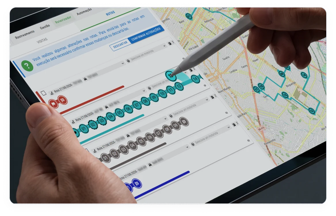Motorista ajustando a sequência de paradas de uma rota pelo tablet